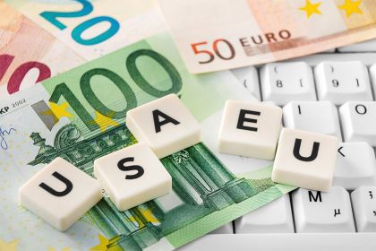 © PhotoSG - stock.adobe.com Foto: Würfeln zu USA und EU