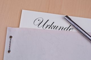 © h_lunke - stock.adobe.com Foto: Urkunde