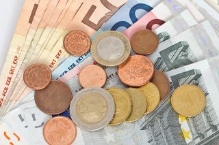 © DerL - stock.adobe.com Foto: Geldscheine und Münzen