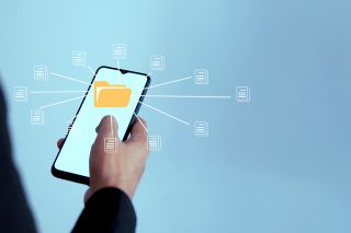 © K2Kstock - stock.adobe.com Foto: Mobiltelefon mit Akten Icon